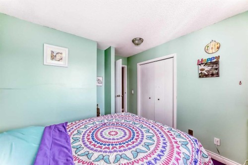 4821 60 Street Ne, Calgary, AB - Indoor Photo Showing Bedroom