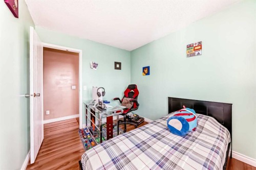 4821 60 Street Ne, Calgary, AB - Indoor Photo Showing Bedroom