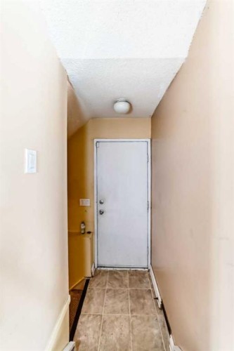 4821 60 Street Ne, Calgary, AB - Indoor Photo Showing Other Room