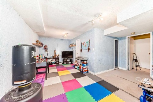 4821 60 Street Ne, Calgary, AB - Indoor