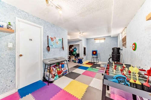 4821 60 Street Ne, Calgary, AB - Indoor