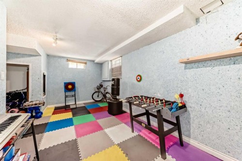 4821 60 Street Ne, Calgary, AB - Indoor Photo Showing Other Room