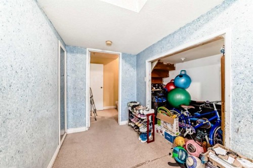 4821 60 Street Ne, Calgary, AB - Indoor Photo Showing Other Room