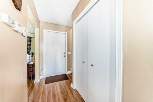 4821 60 Street Ne, Calgary, AB - Indoor Photo Showing Other Room