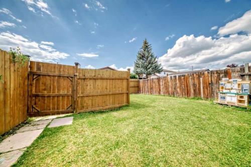 4821 60 Street Ne, Calgary, AB - Outdoor
