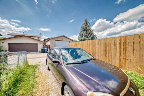 4821 60 Street Ne, Calgary, AB - Outdoor