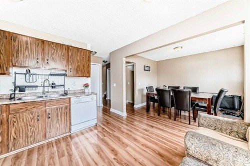 4821 60 Street Ne, Calgary, AB - Indoor Photo Showing Other Room