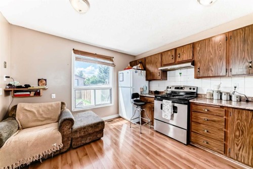 4821 60 Street Ne, Calgary, AB - Indoor Photo Showing Other Room