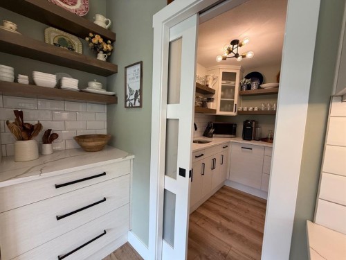 4962 Riverside Drive, Out Of Province_Alberta, BC - Indoor Photo Showing Kitchen