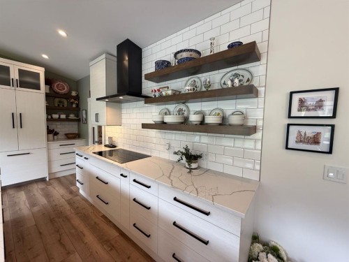 4962 Riverside Drive, Out Of Province_Alberta, BC - Indoor Photo Showing Kitchen With Upgraded Kitchen