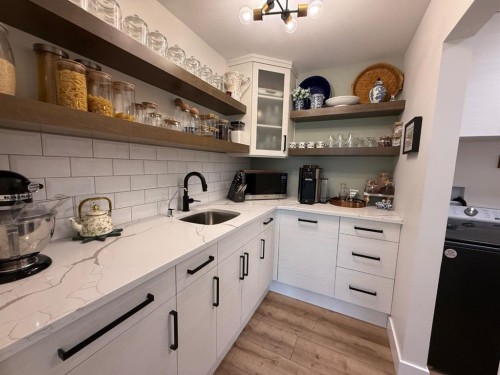 4962 Riverside Drive, Out Of Province_Alberta, BC - Indoor Photo Showing Kitchen
