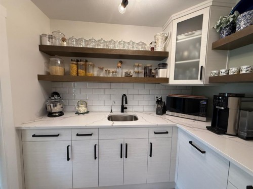 4962 Riverside Drive, Out Of Province_Alberta, BC - Indoor Photo Showing Kitchen