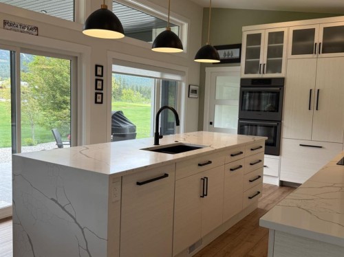 4962 Riverside Drive, Out Of Province_Alberta, BC - Indoor Photo Showing Kitchen With Upgraded Kitchen