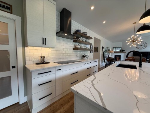 4962 Riverside Drive, Out Of Province_Alberta, BC - Indoor Photo Showing Kitchen
