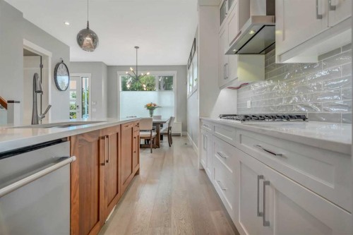 420 14 Avenue Ne, Calgary, AB - Indoor Photo Showing Kitchen With Upgraded Kitchen