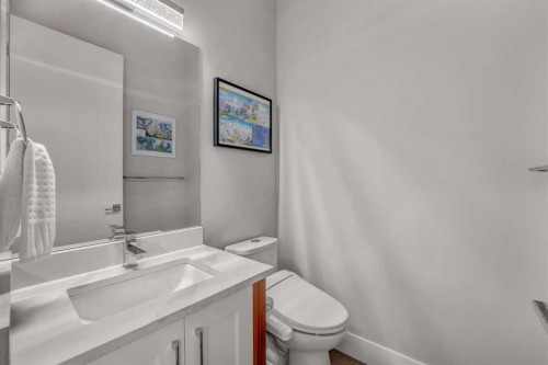 420 14 Avenue Ne, Calgary, AB - Indoor Photo Showing Bathroom