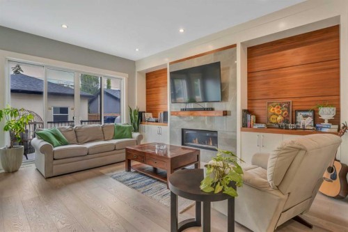 420 14 Avenue Ne, Calgary, AB - Indoor Photo Showing Living Room With Fireplace