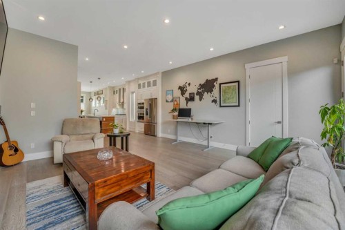 420 14 Avenue Ne, Calgary, AB - Indoor Photo Showing Living Room