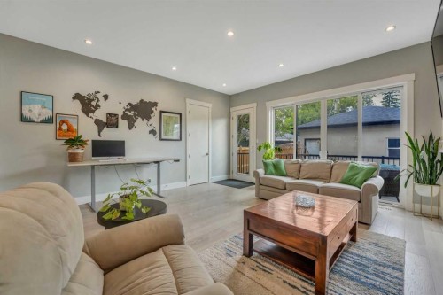 420 14 Avenue Ne, Calgary, AB - Indoor Photo Showing Living Room
