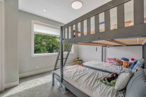 420 14 Avenue Ne, Calgary, AB - Indoor Photo Showing Bedroom