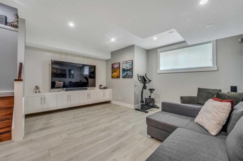 420 14 Avenue Ne, Calgary, AB - Indoor Photo Showing Living Room