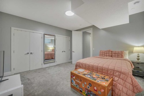 420 14 Avenue Ne, Calgary, AB - Indoor Photo Showing Bedroom