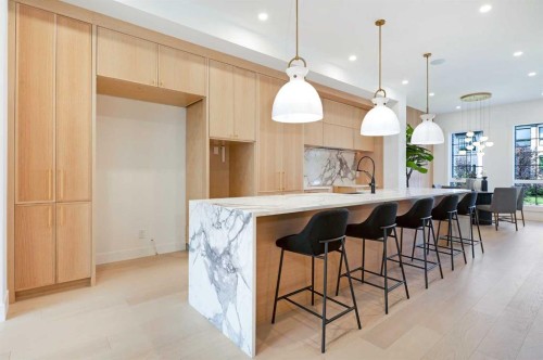 1807 Broadview Road Nw, Calgary, AB - Indoor Photo Showing Kitchen With Upgraded Kitchen
