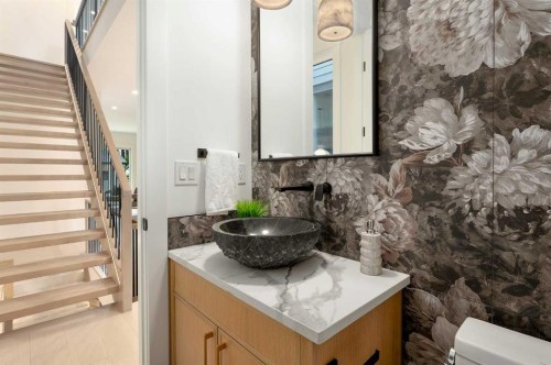 1807 Broadview Road Nw, Calgary, AB - Indoor Photo Showing Bathroom
