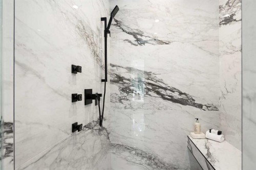 1807 Broadview Road Nw, Calgary, AB - Indoor Photo Showing Bathroom