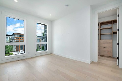 1807 Broadview Road Nw, Calgary, AB - Indoor Photo Showing Other Room