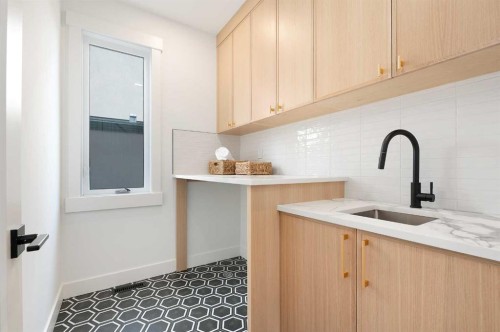 1807 Broadview Road Nw, Calgary, AB - Indoor Photo Showing Kitchen