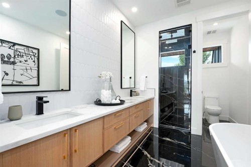 1807 Broadview Road Nw, Calgary, AB - Indoor Photo Showing Bathroom