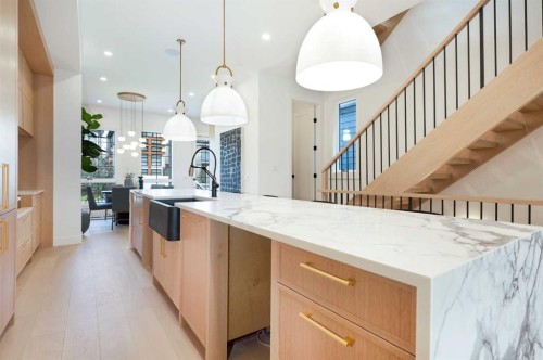 1807 Broadview Road Nw, Calgary, AB - Indoor Photo Showing Kitchen With Upgraded Kitchen