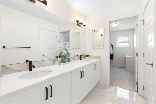 1635 Baywater Street Sw, Airdrie, AB - Indoor Photo Showing Bathroom