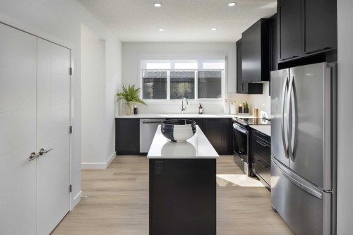 7083 Rangeview Avenue Se, Calgary, AB - Indoor Photo Showing Kitchen With Stainless Steel Kitchen With Upgraded Kitchen
