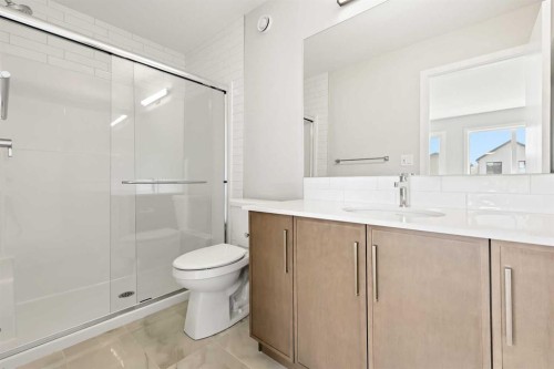 7067 Rangeview Avenue Se, Calgary, AB - Indoor Photo Showing Bathroom