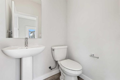 7067 Rangeview Avenue Se, Calgary, AB - Indoor Photo Showing Bathroom