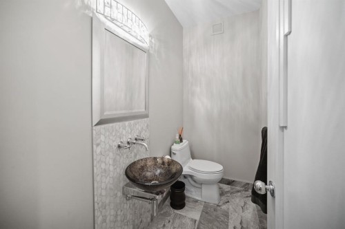 42 Woodhaven Crescent Sw, Calgary, AB - Indoor Photo Showing Bathroom