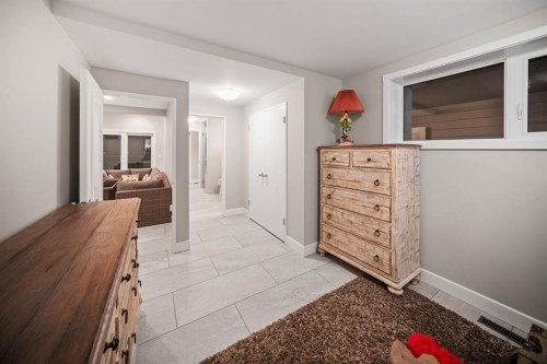 42 Woodhaven Crescent Sw, Calgary, AB - Indoor