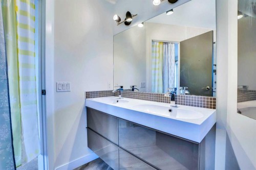 4735 17 Avenue Nw, Calgary, AB - Indoor Photo Showing Bathroom