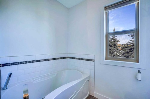 4735 17 Avenue Nw, Calgary, AB - Indoor Photo Showing Bathroom