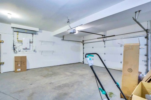 4735 17 Avenue Nw, Calgary, AB - Indoor Photo Showing Garage