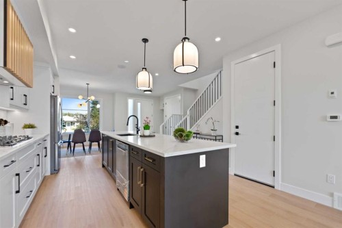 7929 47 Avenue Nw, Calgary, AB - Indoor Photo Showing Kitchen With Upgraded Kitchen