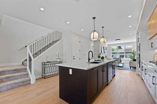 7929 47 Avenue Nw, Calgary, AB - Indoor Photo Showing Kitchen With Upgraded Kitchen