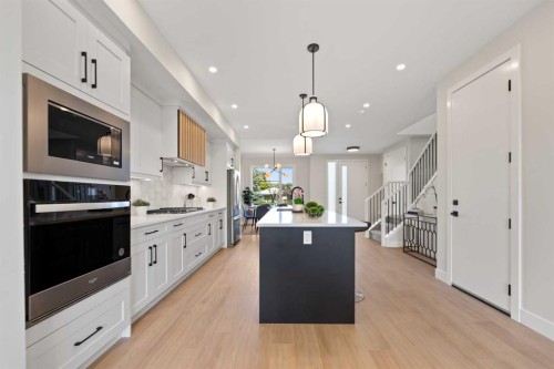 7929 47 Avenue Nw, Calgary, AB - Indoor Photo Showing Kitchen With Upgraded Kitchen