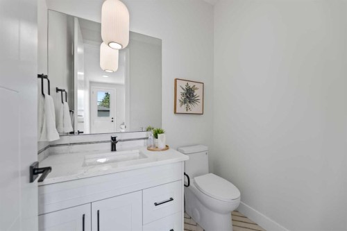 7929 47 Avenue Nw, Calgary, AB - Indoor Photo Showing Bathroom