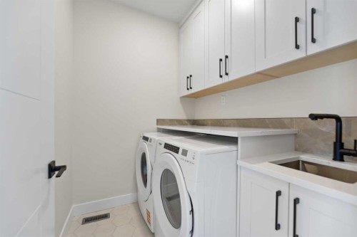 7929 47 Avenue Nw, Calgary, AB - Indoor Photo Showing Laundry Room