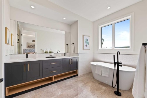 7929 47 Avenue Nw, Calgary, AB - Indoor Photo Showing Bathroom