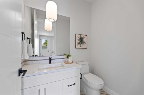 7929 47 Avenue Nw, Calgary, AB - Indoor Photo Showing Bathroom