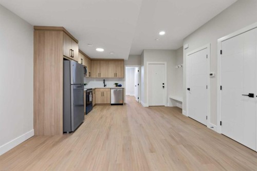 7929 47 Avenue Nw, Calgary, AB - Indoor Photo Showing Kitchen